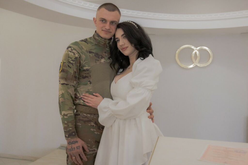 Love dey very sweet and even war no fit stop am oo.. see as them marry even as them dey fight ooo….chai