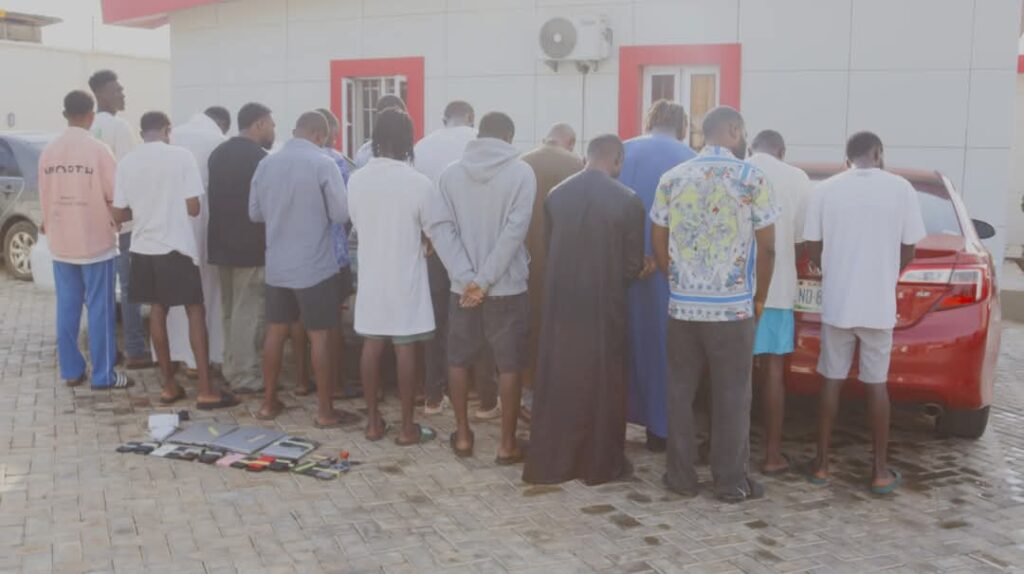 Story when dey shele this morning bsay EFCC don gbab some guys when them dey do yahoo yahoo. na the mater brekete for down so