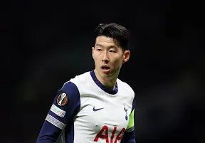 Fear Women oo. Son Heung when be Tottenham Captain don carry matter go tell police as one woman dey yarn am Tori when him no understand o..it’s like she wan use one kind thing yab the guy o. See as e dey hot for down…