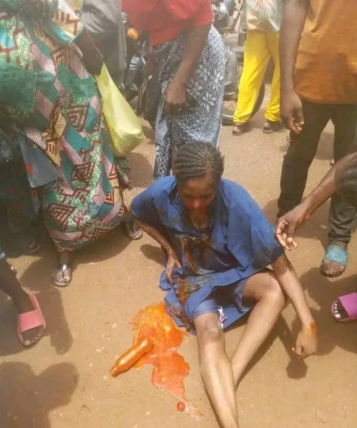 Kill herself..haba na so one woman been wan kill herself for Benue makurdi o… Say na rat medicine she been wan drink..na so them help as save herself o..full tory dey down…