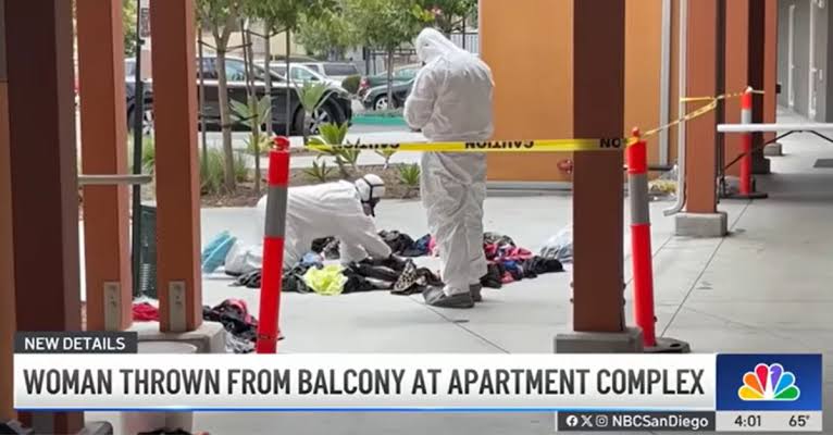 See how one man don throw away his girlfriend from upstairs as she throw him property. Na so e be like say she kpai oo. Make una confirm am from our story below