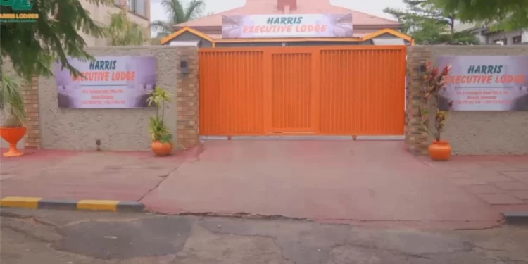 Hotel guest don collect sentence for thief towel, bed sheet, bulb